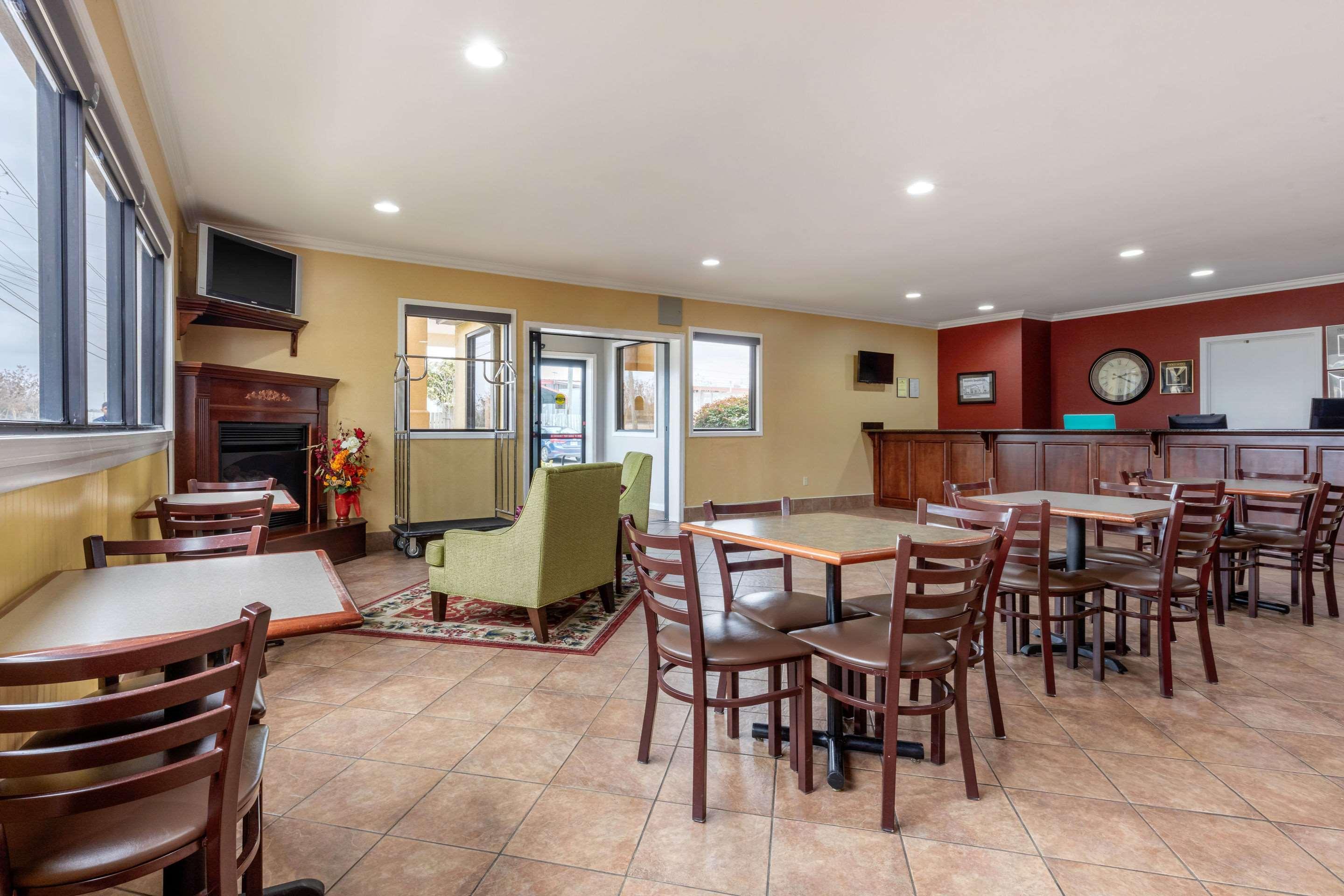 Demopolis Quality Inn & Suites מראה חיצוני תמונה